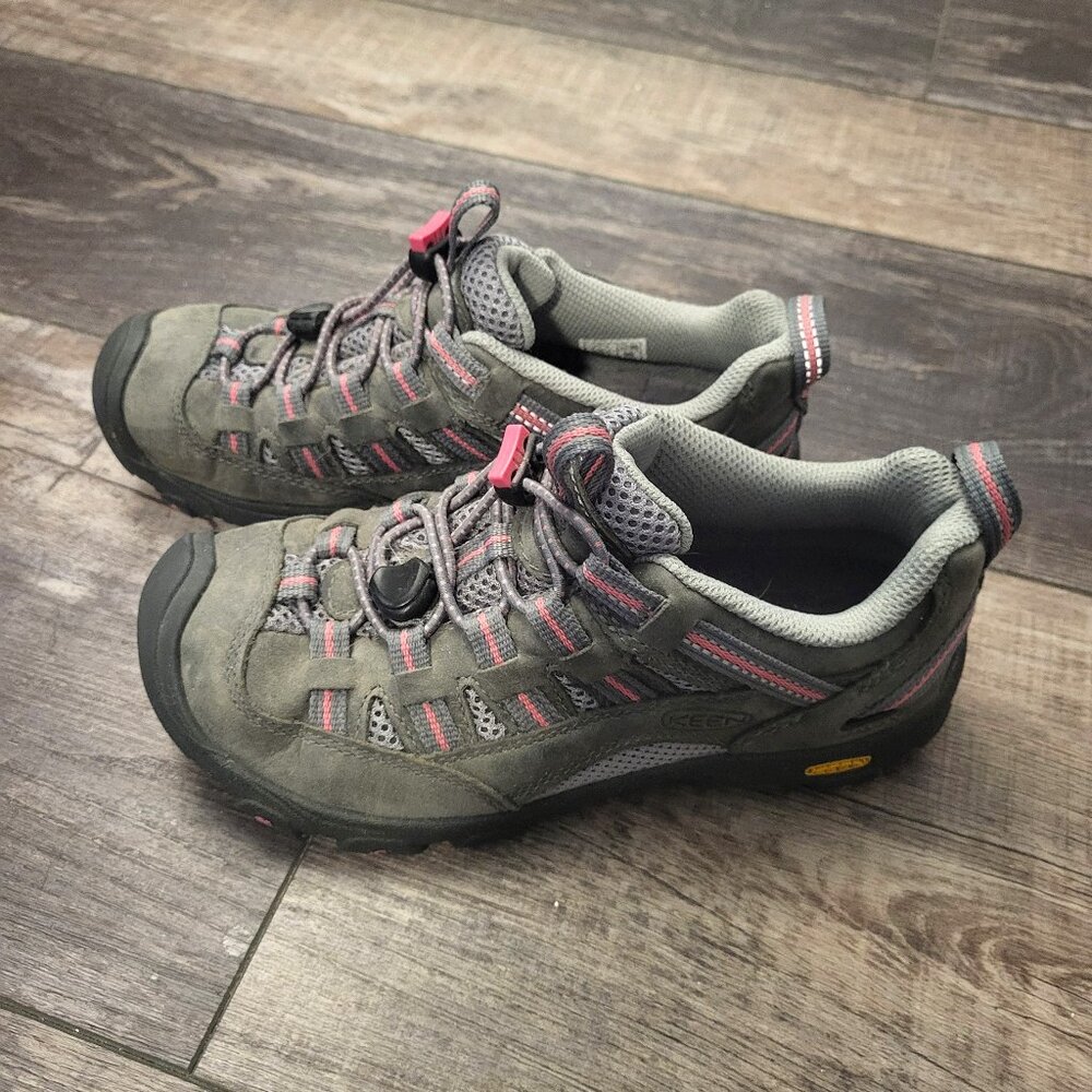 Keen Targhee Low Gray Leather w/ Pink Outdoor Hiking Waterproof Sneakers Size 2Y